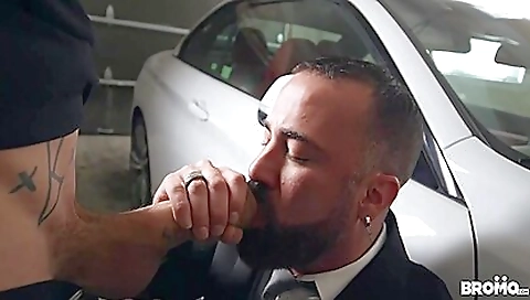 Sexy amateur girl swallows aragenousing dong