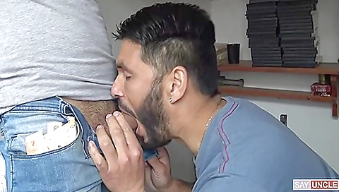 Sharing alowna and cum on her ass