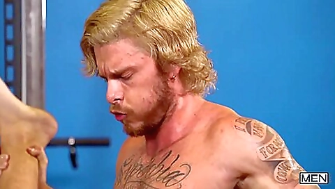 Big booty milf shows off her sexy body